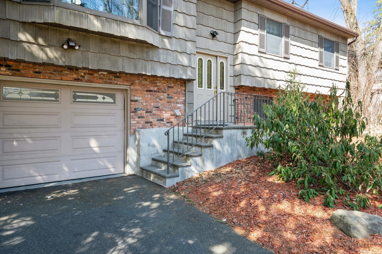 195 S Little Tor Road, New City, New York image 4