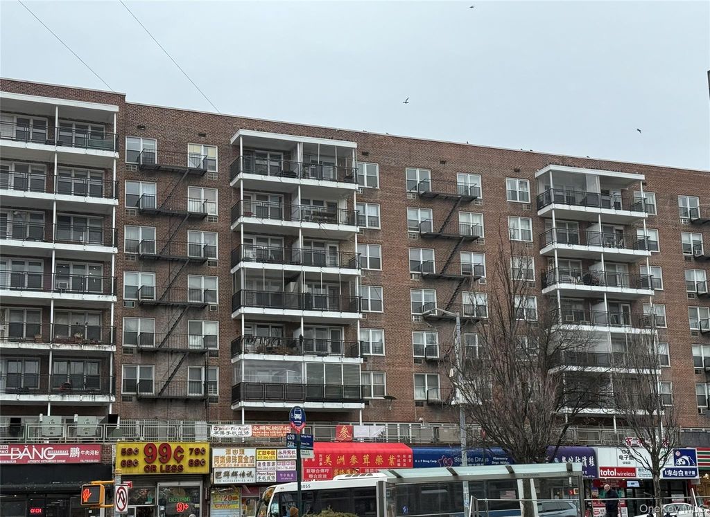 Photo of 41-25 Kissena Boulevard #5L, Flushing, NY 11355 (MLS # 971477)