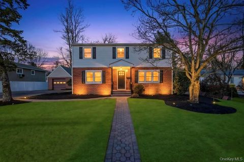 Homes For Sale - 27 Landscape Drive<br/> Wheatley Heights, NY 11798