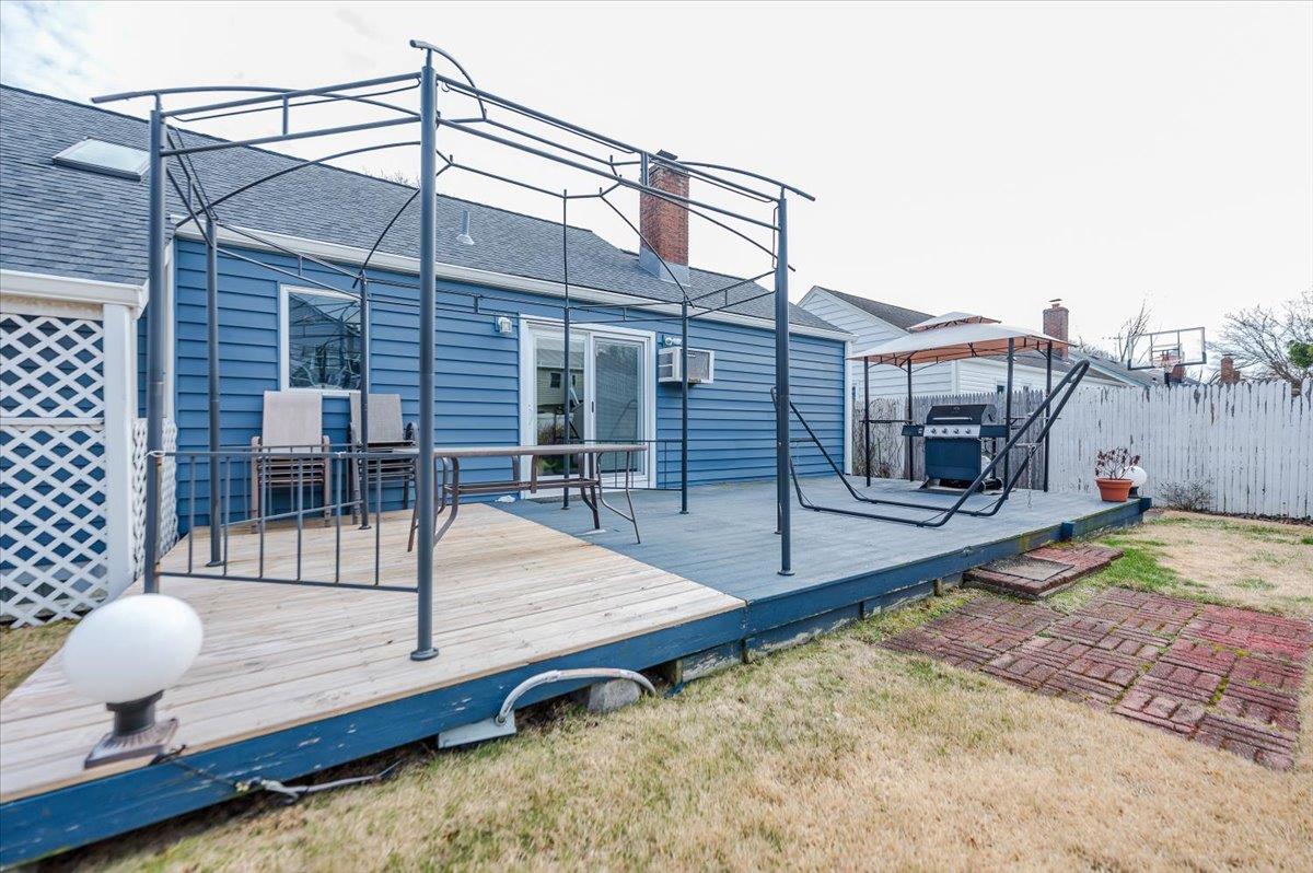 85 Abbington Court, Copiague, New York image 16