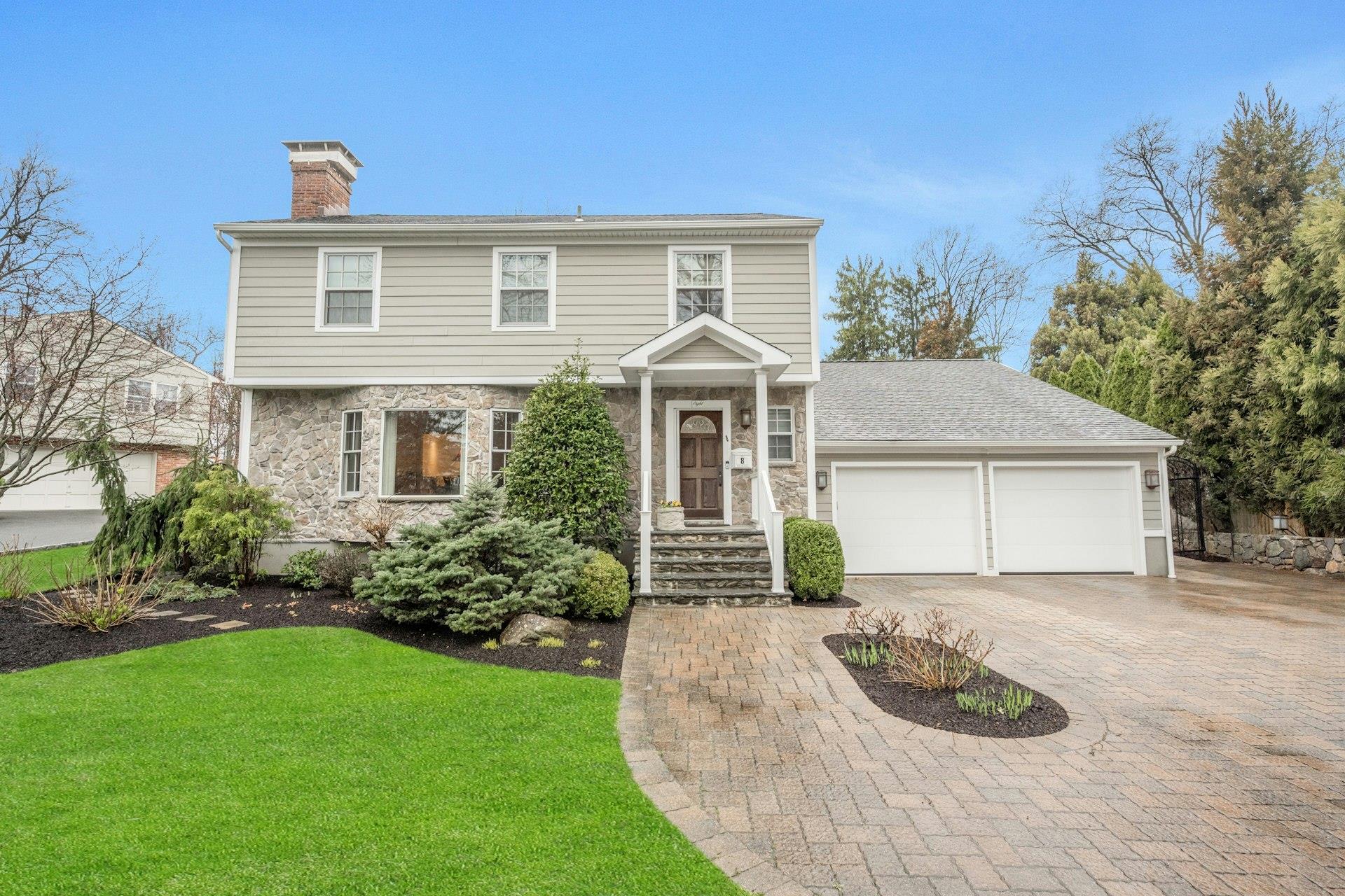Hood Court, Hartsdale, New York - 3 Bedrooms  
3 Bathrooms  
9 Rooms - 
