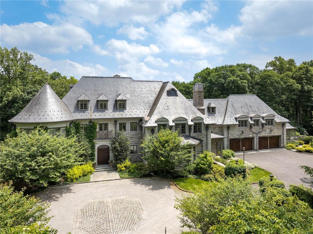 Cowdray Park Drive, Armonk, New York - 8 Bedrooms  
11.5 Bathrooms  
25 Rooms - 