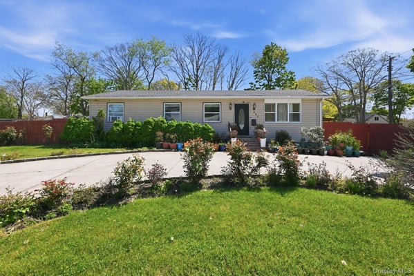 683 BROADWAY, BRENTWOOD, NY 11717 - Image ea0548bc0cc767a5a3d4b367f0c4cdb3/2130837629