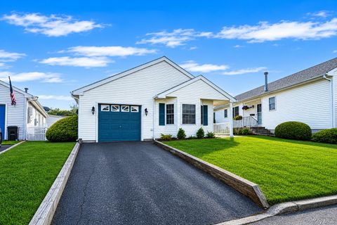 40 Willow Court Manorville NY 11949