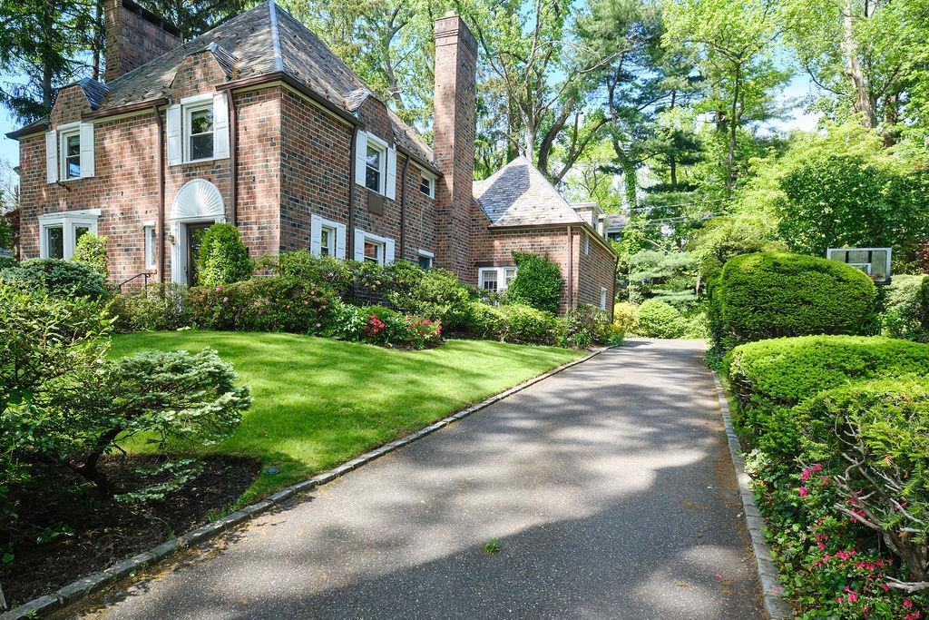21 Hereford Road, Great Neck, New York image 1