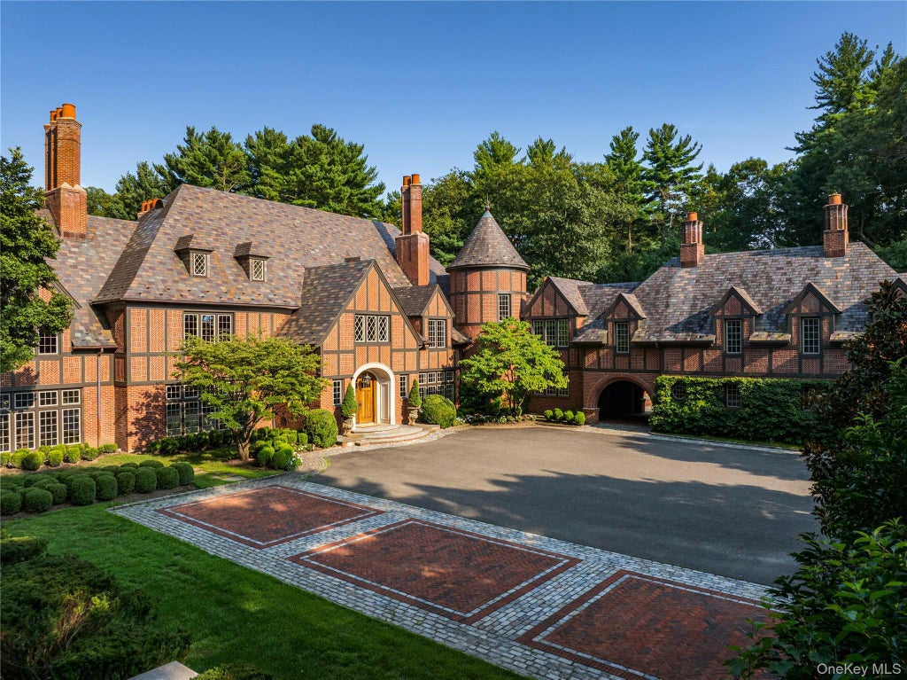 Photo of 39 Chestnut Hill Drive, Upper Brookville, NY 11771 (MLS # 1056809)