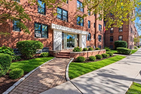Photo of 84-31 Van Wyck Expre Van Wyck Expressway Expressway #2B, Briarwood, NY 11435 (MLS # 1064847)