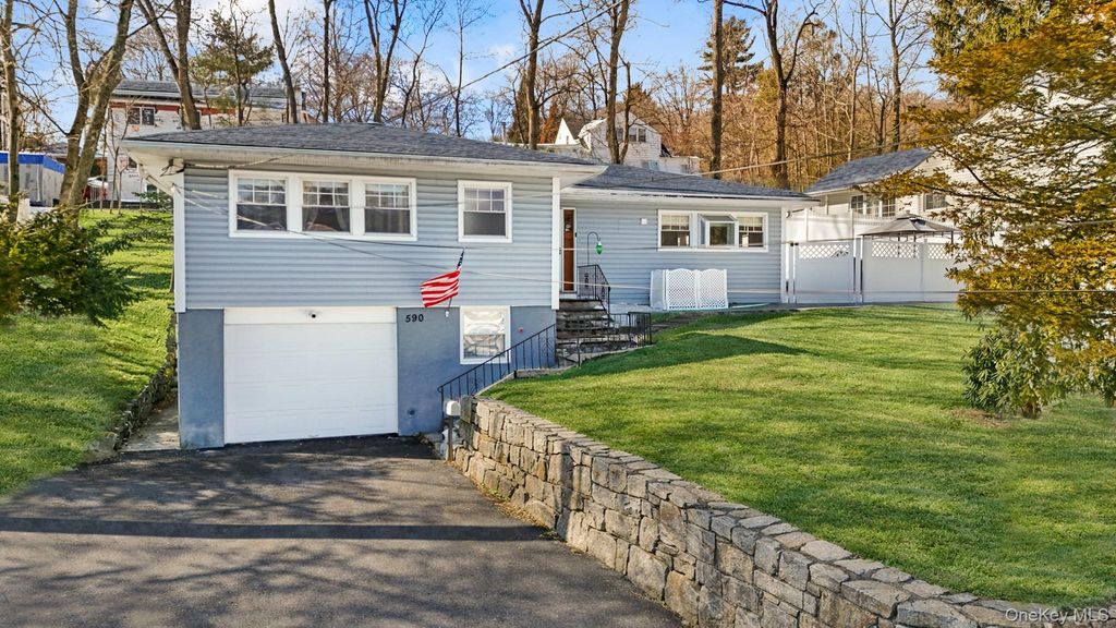 Photo of 590 Ashford Avenue, Ardsley, NY 10502 (MLS # 962758)