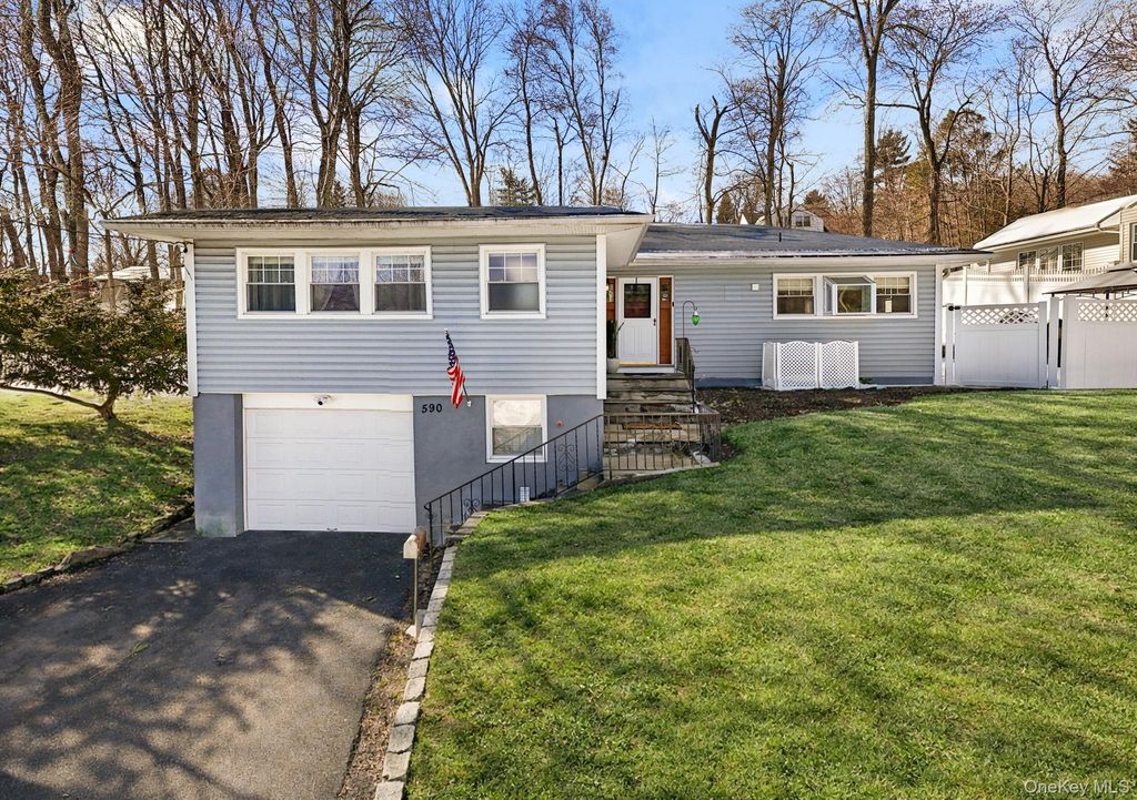 Photo of 590 Ashford Avenue, Ardsley, NY 10502 (MLS # 962758)