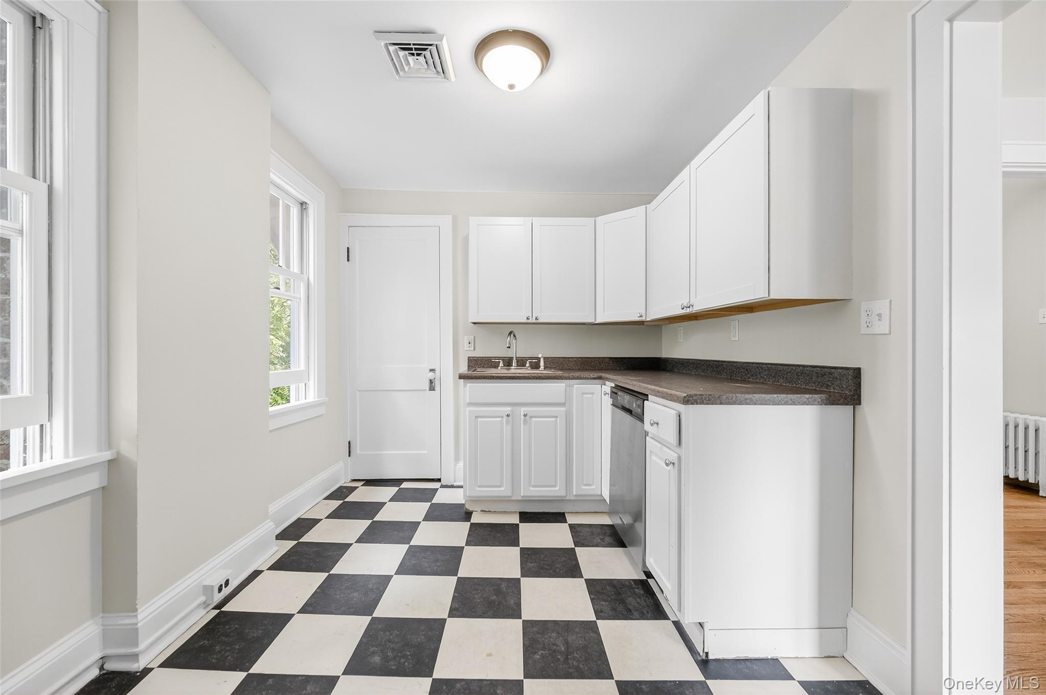 Beacon, New York 12508, United States, 5 Bedrooms Bedrooms, ,3 BathroomsBathrooms,Residential,Active,188865