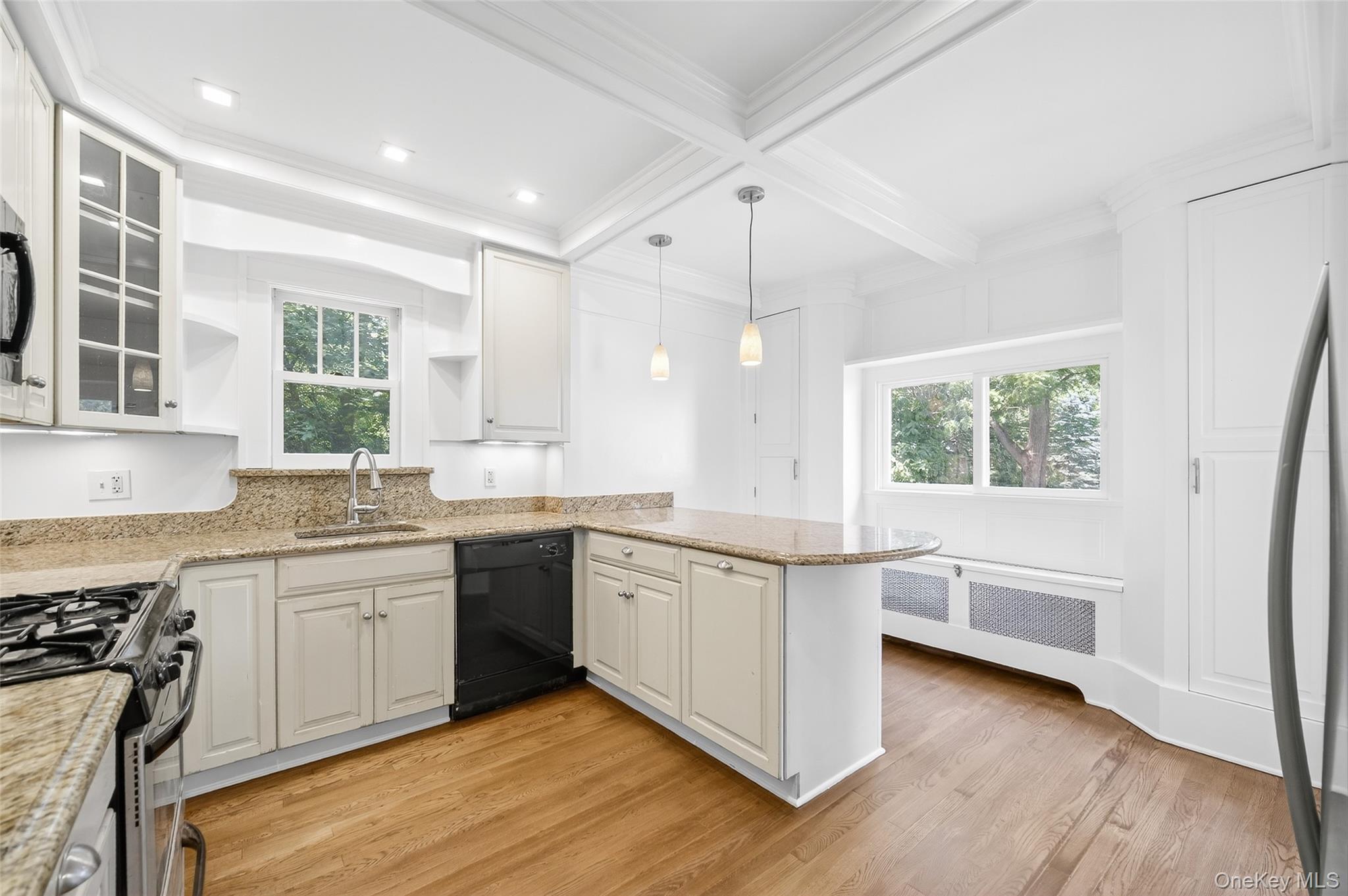 Beacon, New York 12508, United States, 5 Bedrooms Bedrooms, ,3 BathroomsBathrooms,Residential,Active,188865