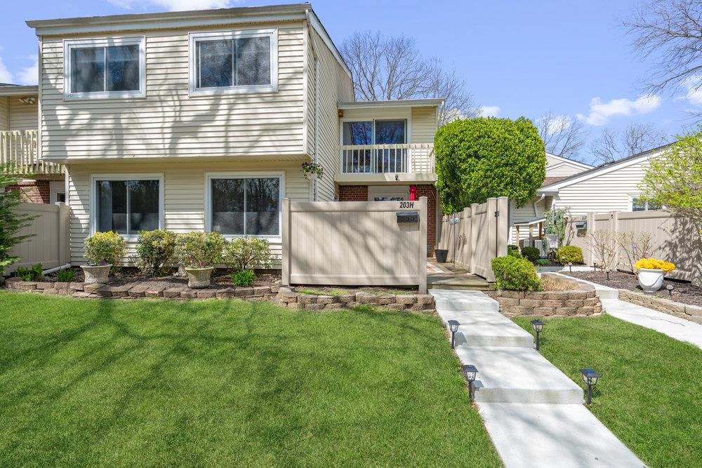 203 Springmeadow Drive #H, Holbrook, New York image 1