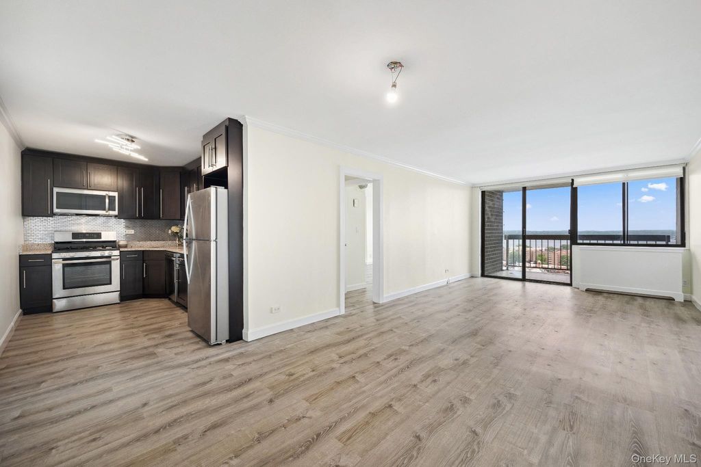 Photo of 2 Bay Club Drive #17Z2, Bayside, NY 11360 (MLS # 928452)