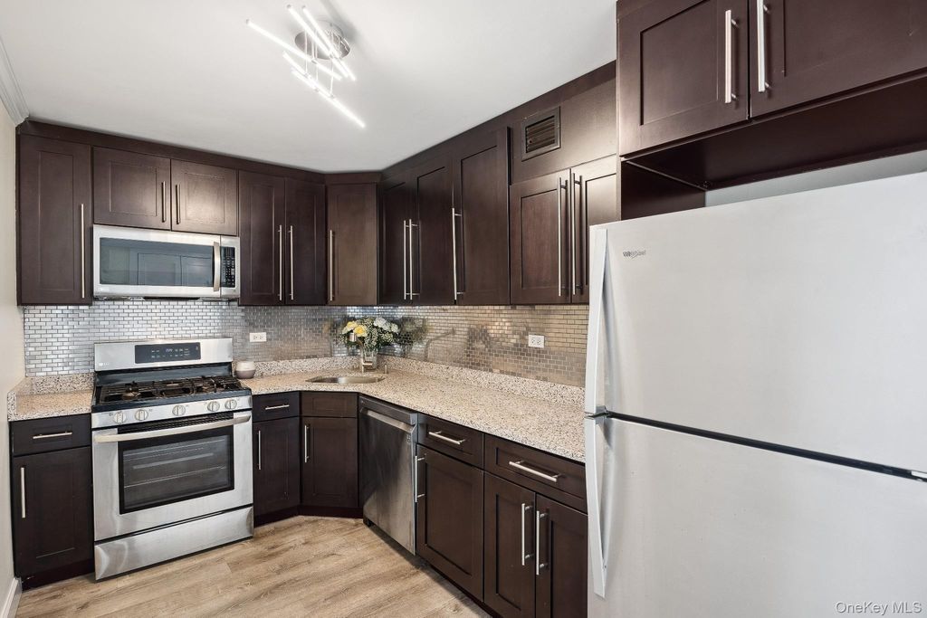 Photo of 2 Bay Club Drive #17Z2, Bayside, NY 11360 (MLS # 928452)