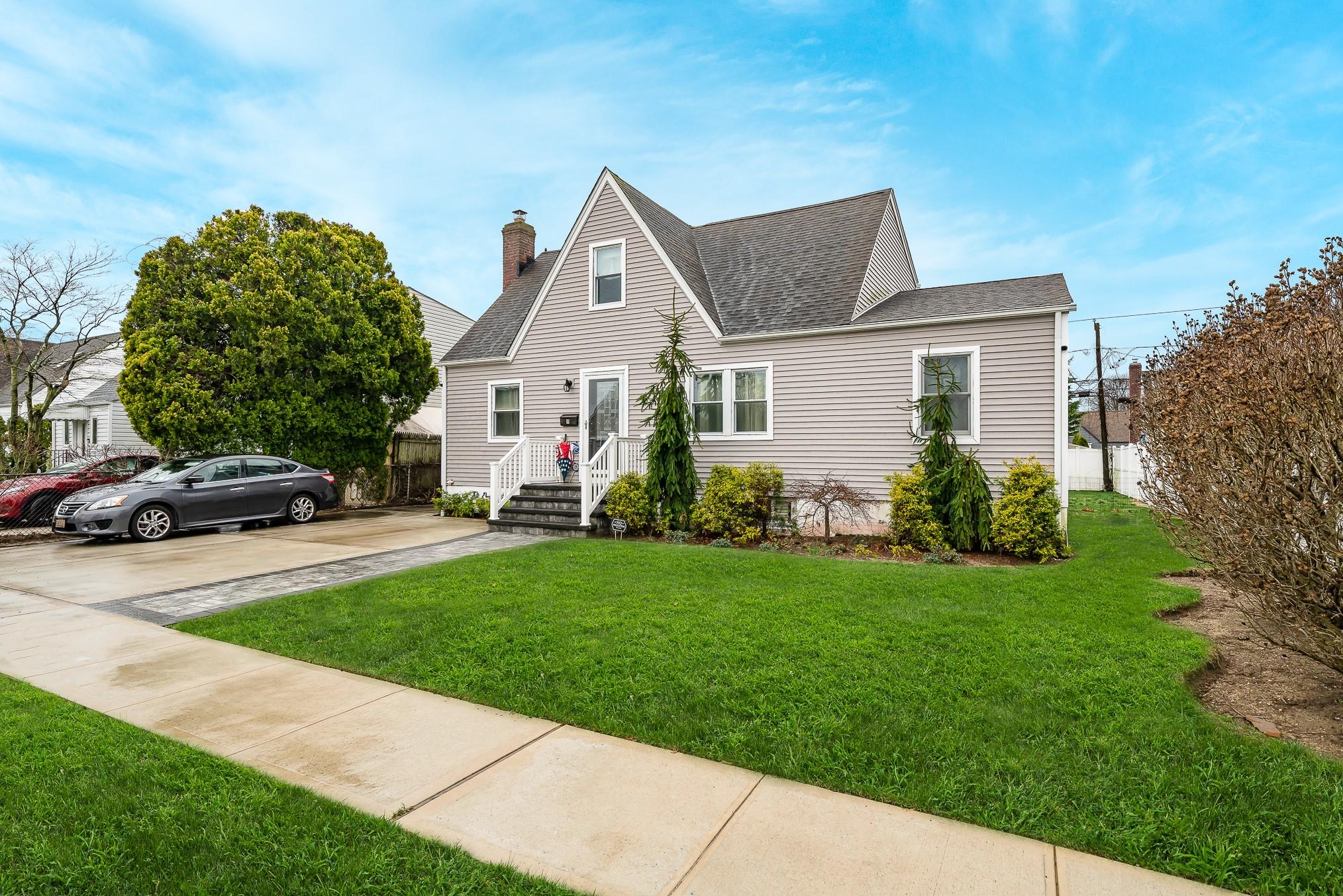 11 Deauville Parkway, Lindenhurst, New York image 2
