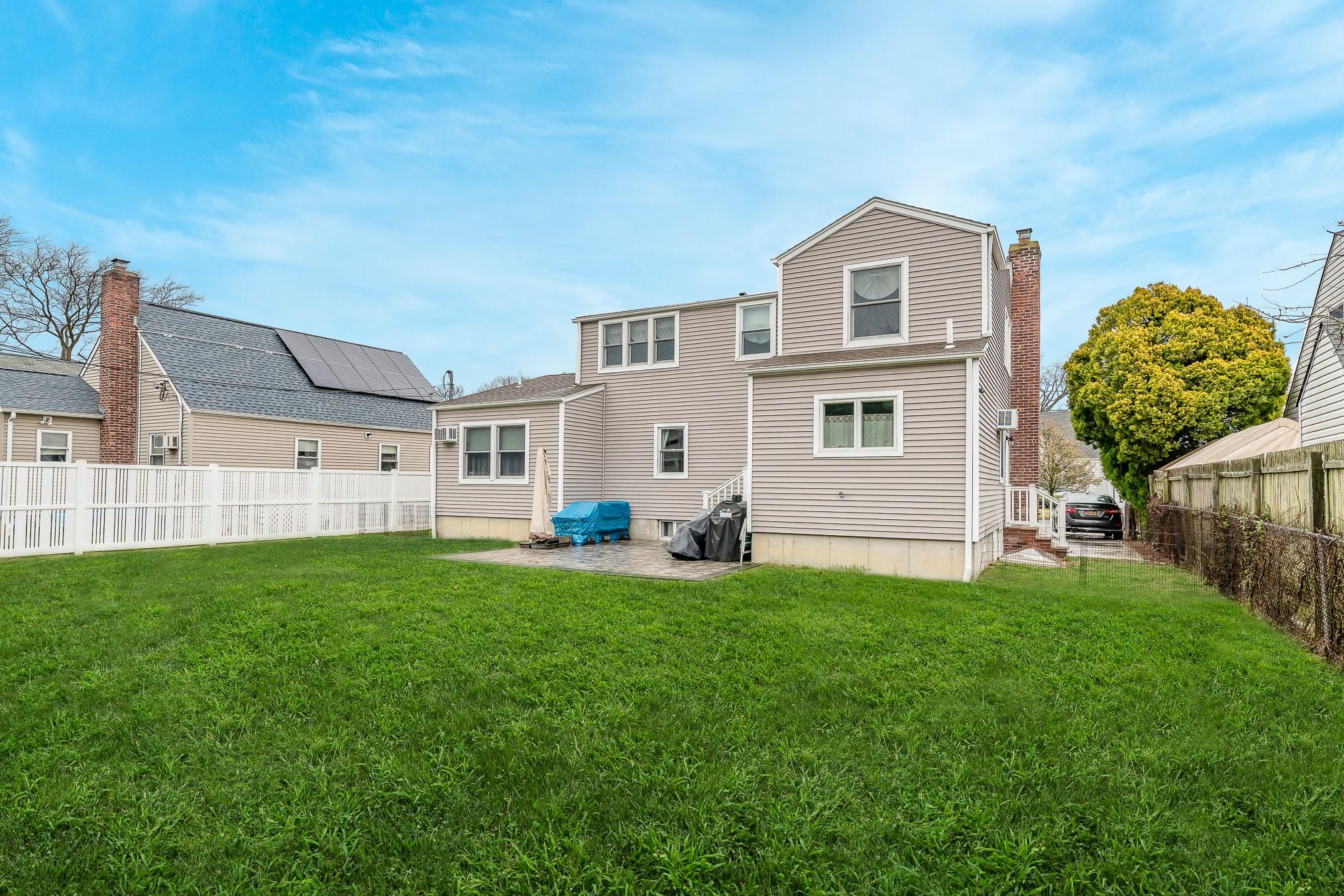 11 Deauville Parkway, Lindenhurst, New York image 3