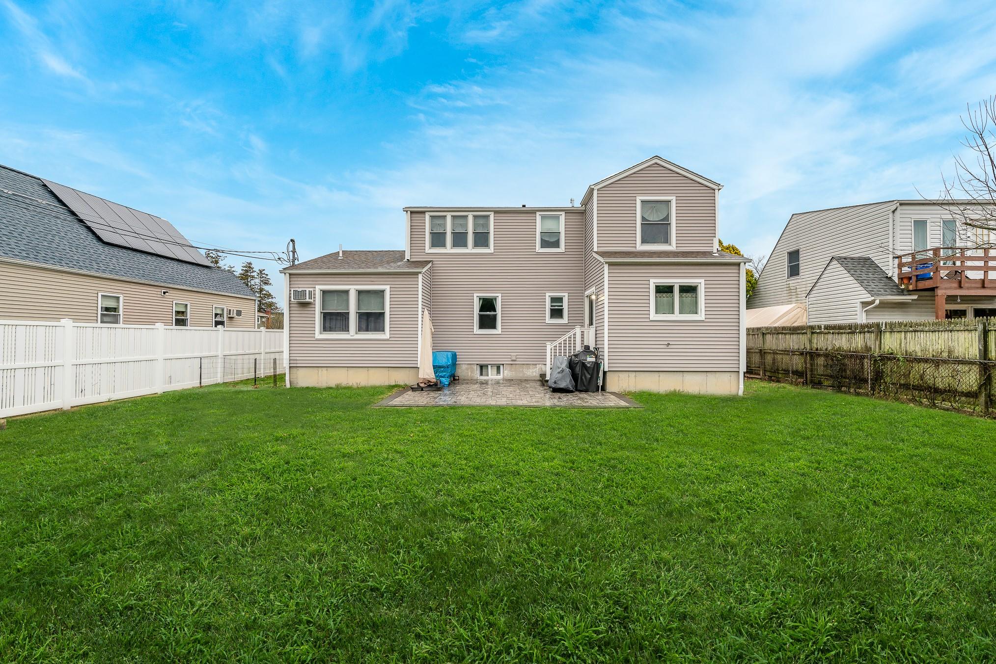 11 Deauville Parkway, Lindenhurst, New York image 4