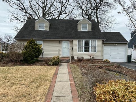 Homes For Sale - 1009 Park Lane<br/> Franklin Square, NY 11010