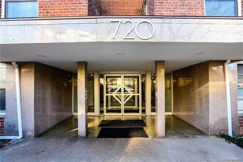 Apartment For Rent - 720 Pelham Road #1E<br/> Westchester County, New Rochelle, NY 10805