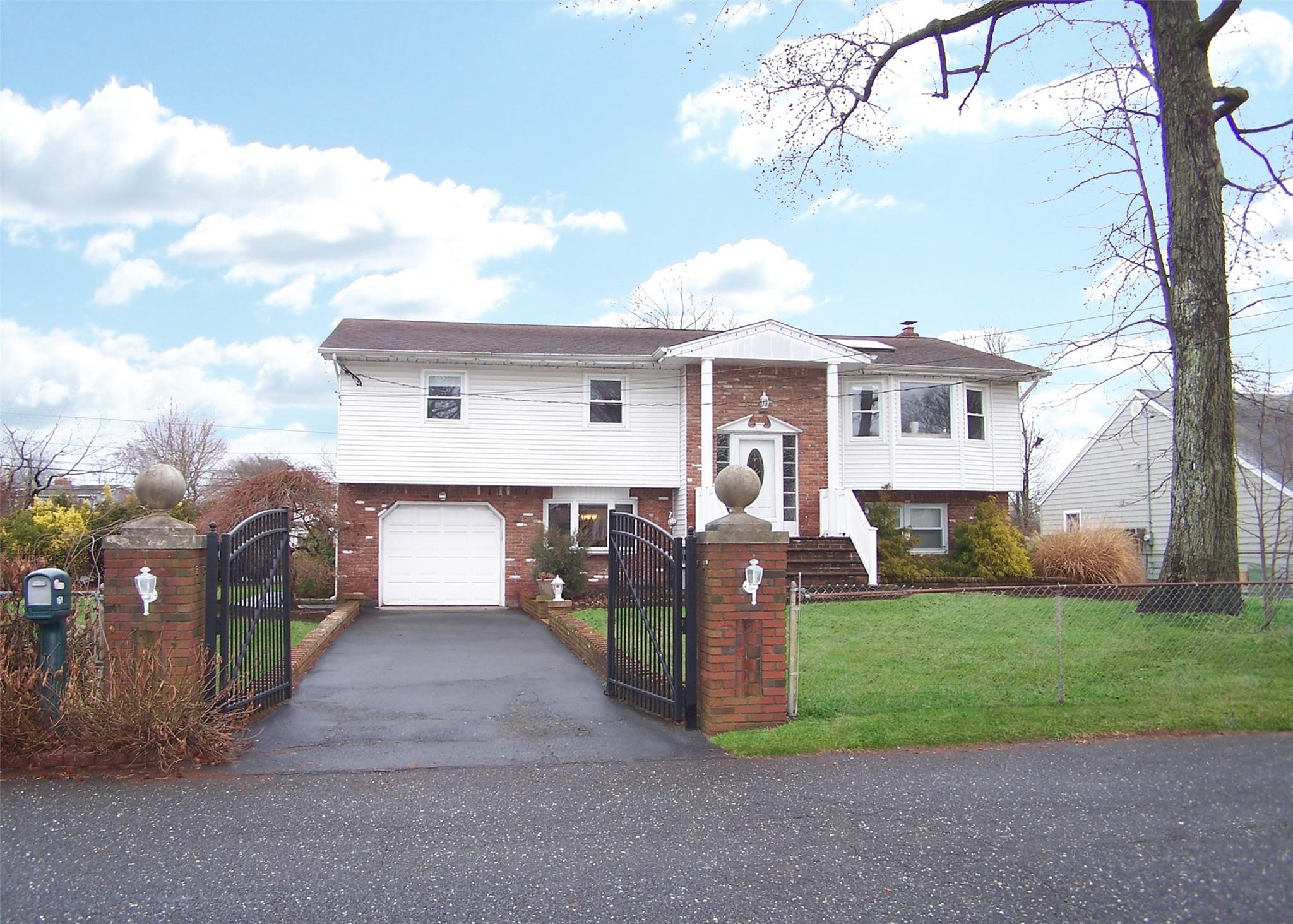 151 Lakeside Drive, Oakdale, New York image 1