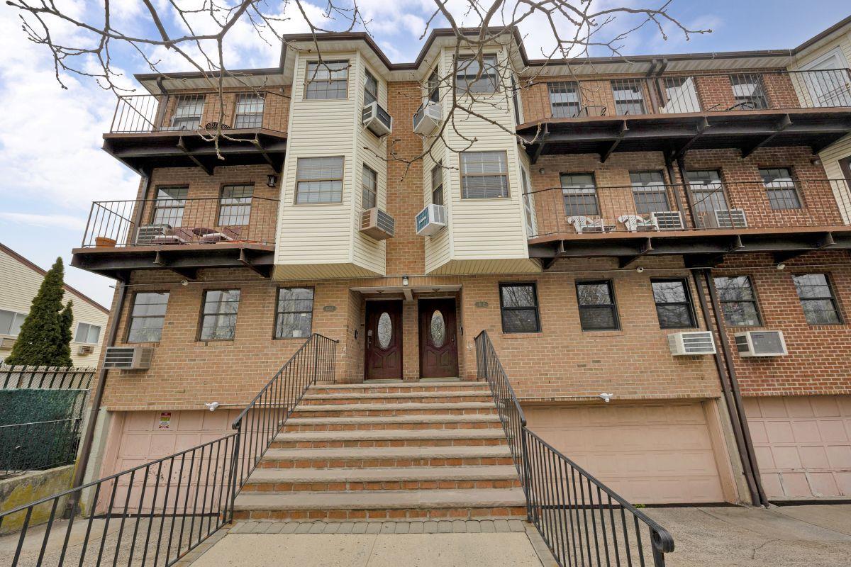78th Street 2N-2, Howard Beach, Queens, NY - 3 Bedrooms  
3 Bathrooms  
6 Rooms - 