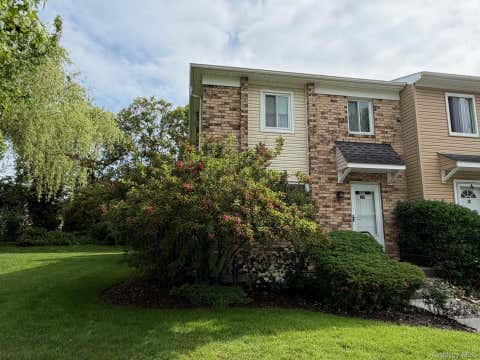 Condo For Sale - 40 Town House Drive<br/> Massapequa Park, NY 11762
