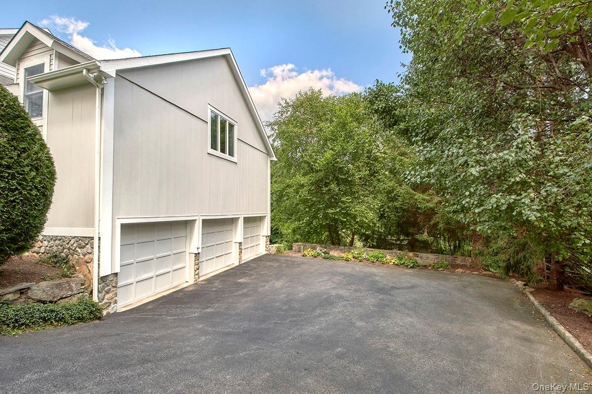 Chappaqua, New York 10514, United States, 4 Bedrooms Bedrooms, ,5 BathroomsBathrooms,Residential,Active,182158