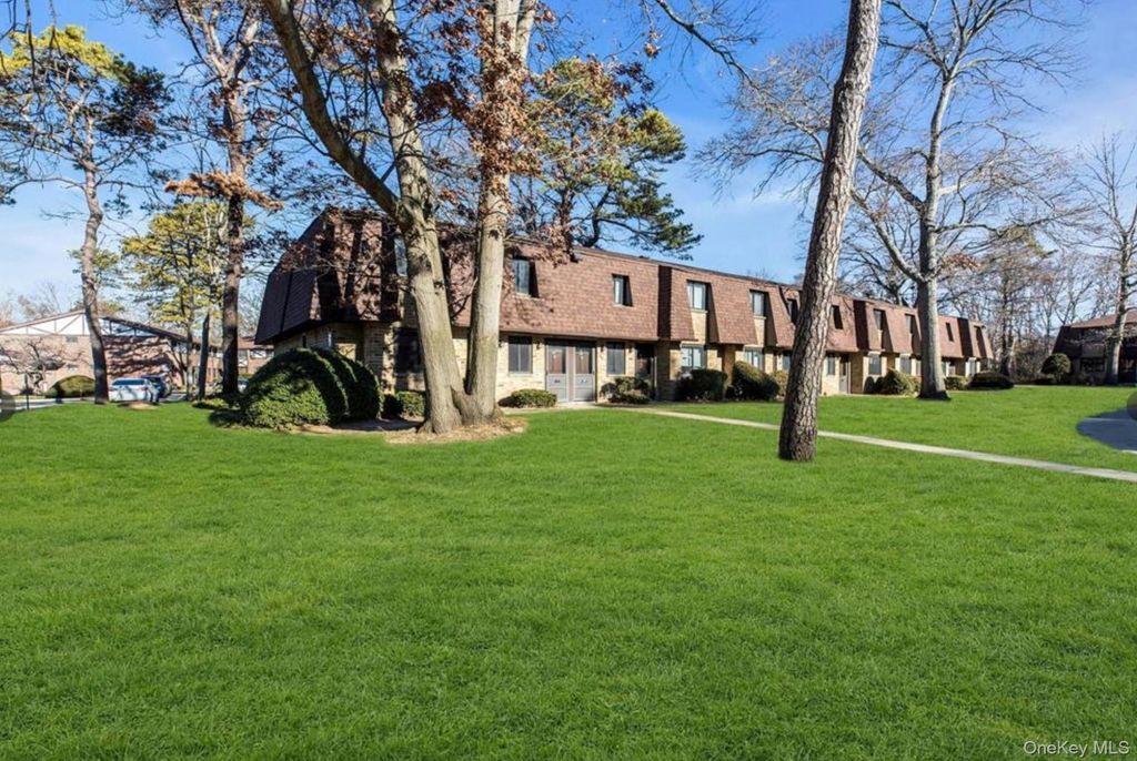 Photo of 33d newbrook ln Ln #33d, Bay Shore, NY 11706 (MLS # 950434)