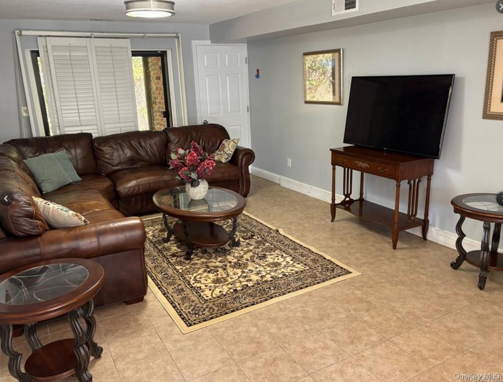 Photo of 33d newbrook ln Ln #33d, Bay Shore, NY 11706 (MLS # 950434)