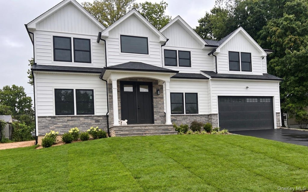 Photo of 7 Otsego Place, Jericho, NY 11753 (MLS # 1055612)