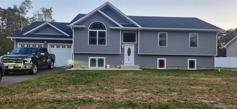 Photo of 466 Granny Road, Medford, NY 11763 (MLS # 928052) Photo of 466 Granny Road, Medford, NY 11763 (MLS # 928052)