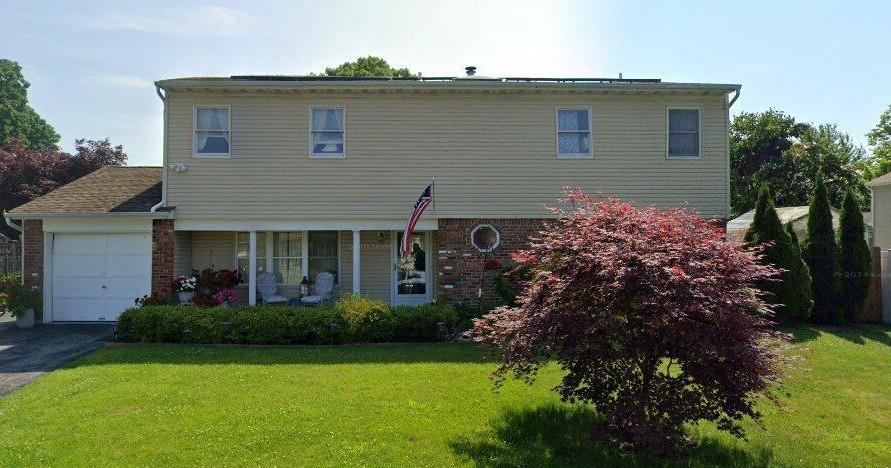 27 Sequoia Way, Holbrook, New York image 1
