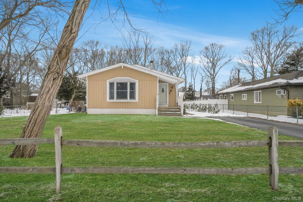 Photo of 71 Oak Avenue, Shirley, NY 11967 (MLS # 960803)