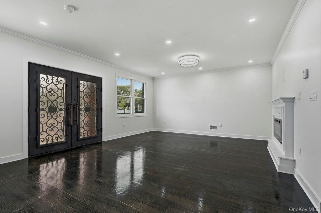 Photo of 83-41 Little Neck Parkway, Glen Oaks, NY 11004 (MLS # 989390)