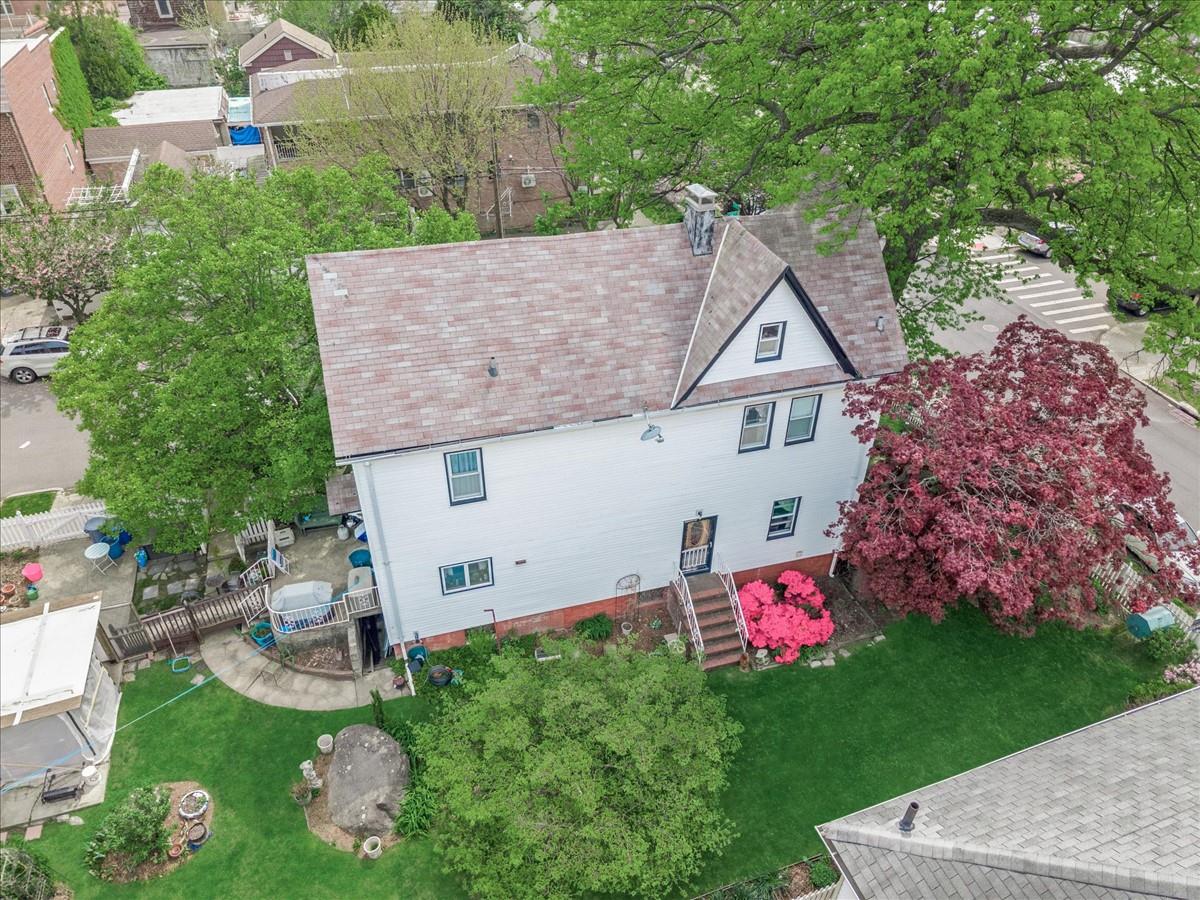 7 Avenue, College Point, Queens, NY - 3 Bedrooms  
2 Bathrooms  
10 Rooms - 