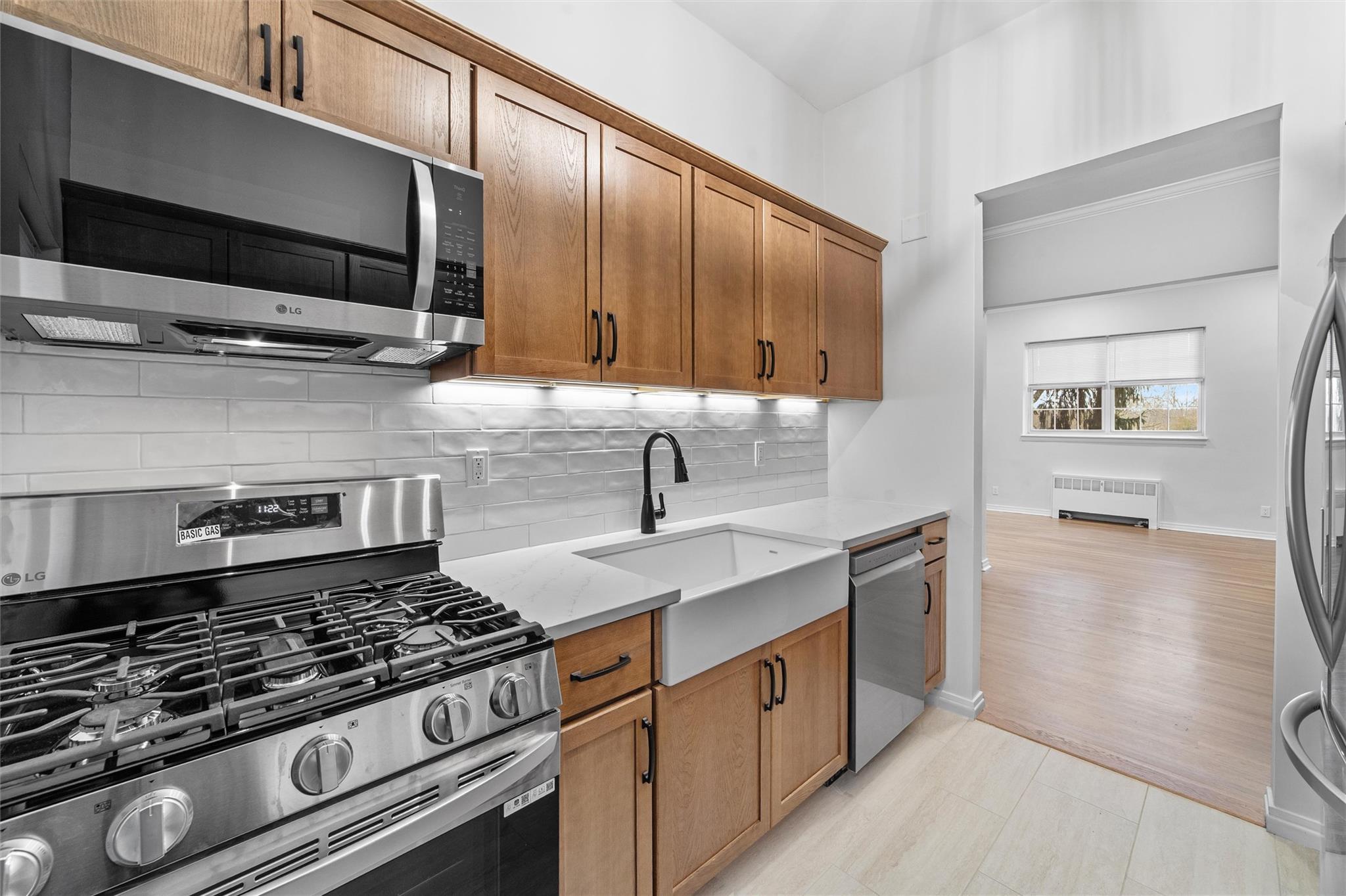Fieldstone Drive A2, Hartsdale, New York - 2 Bedrooms  
2 Bathrooms  
5 Rooms - 