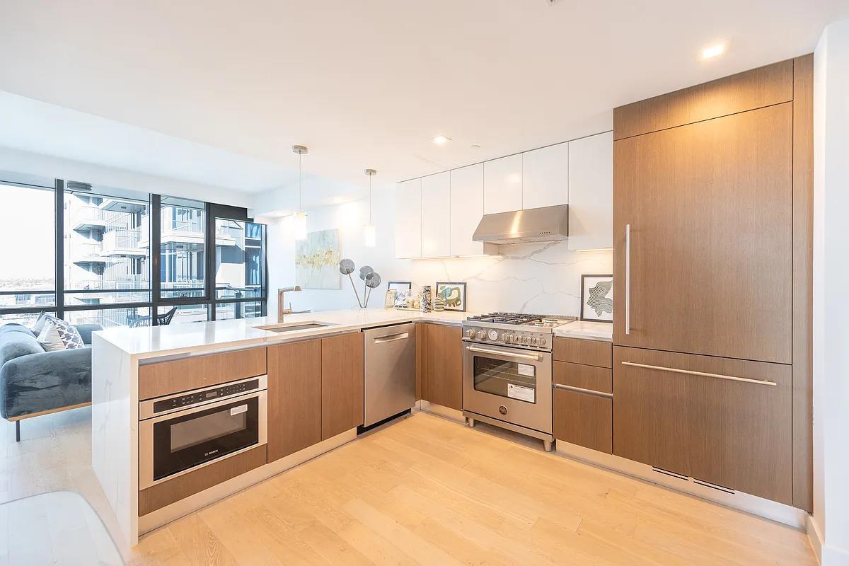 Farrington Street St 9I, Flushing, Queens, NY - 2 Bedrooms  
2 Bathrooms  
5 Rooms - 