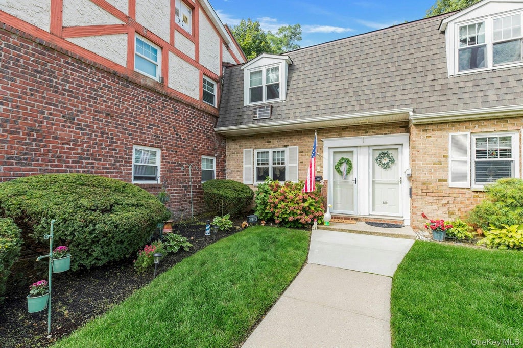 Photo of 21 Glen Hollow Drive #G9, Holtsville, NY 11742 (MLS # 1045878)