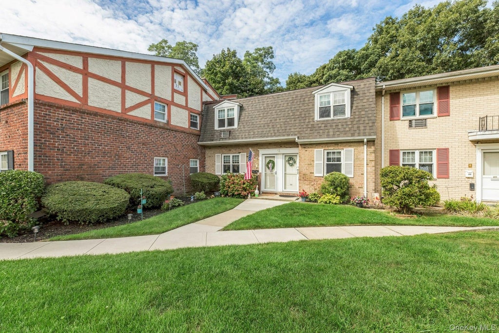 Photo of 21 Glen Hollow Drive #G9, Holtsville, NY 11742 (MLS # 1045878)