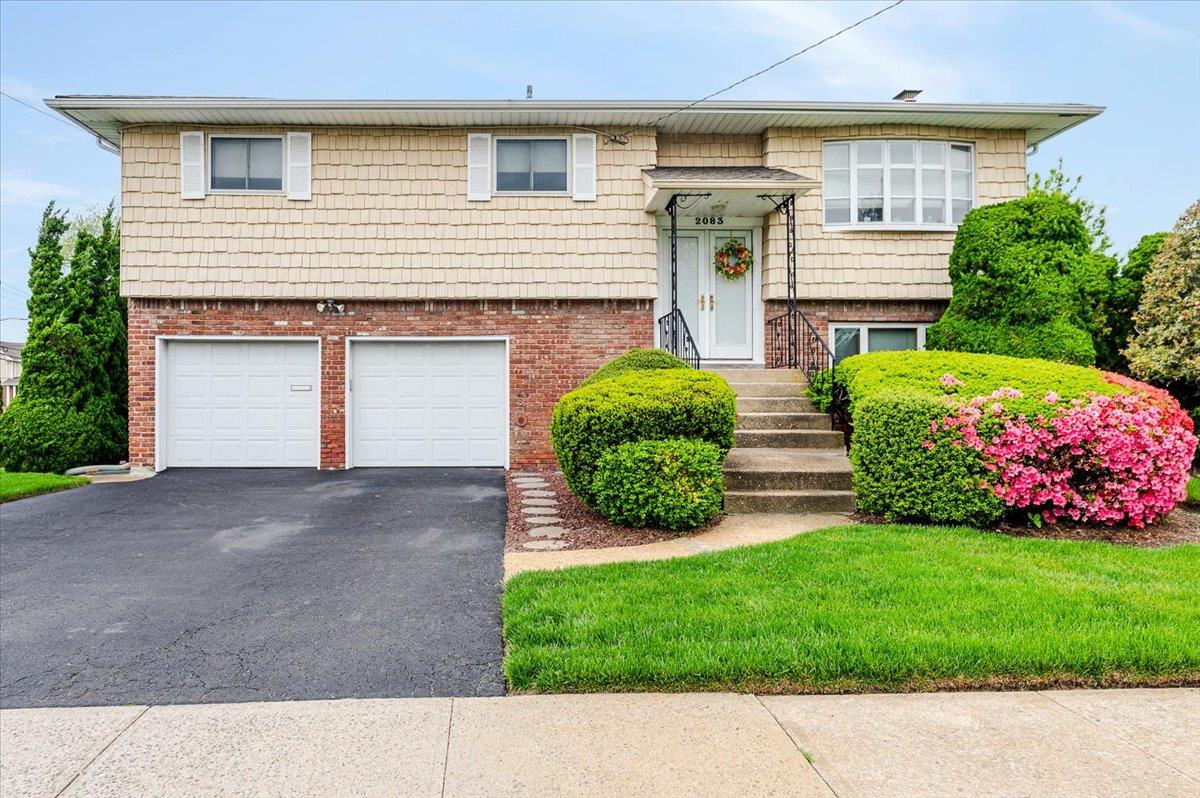 2083 Oliver Way, Merrick, New York image 1