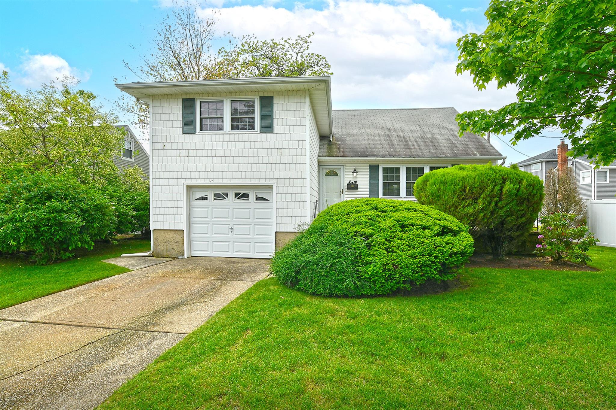 60 Elizabeth Drive, Bethpage, New York image 3