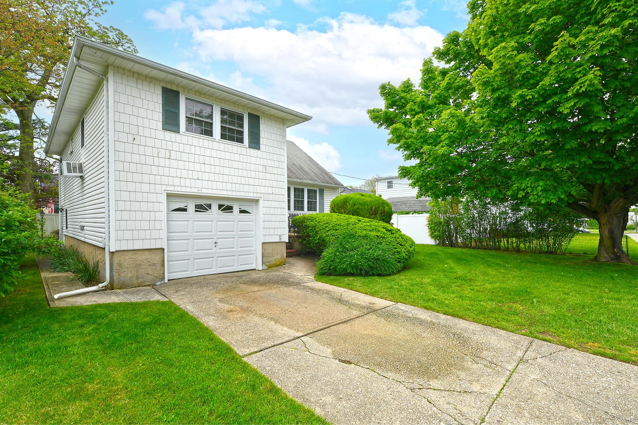 60 Elizabeth Drive, Bethpage, New York image 2