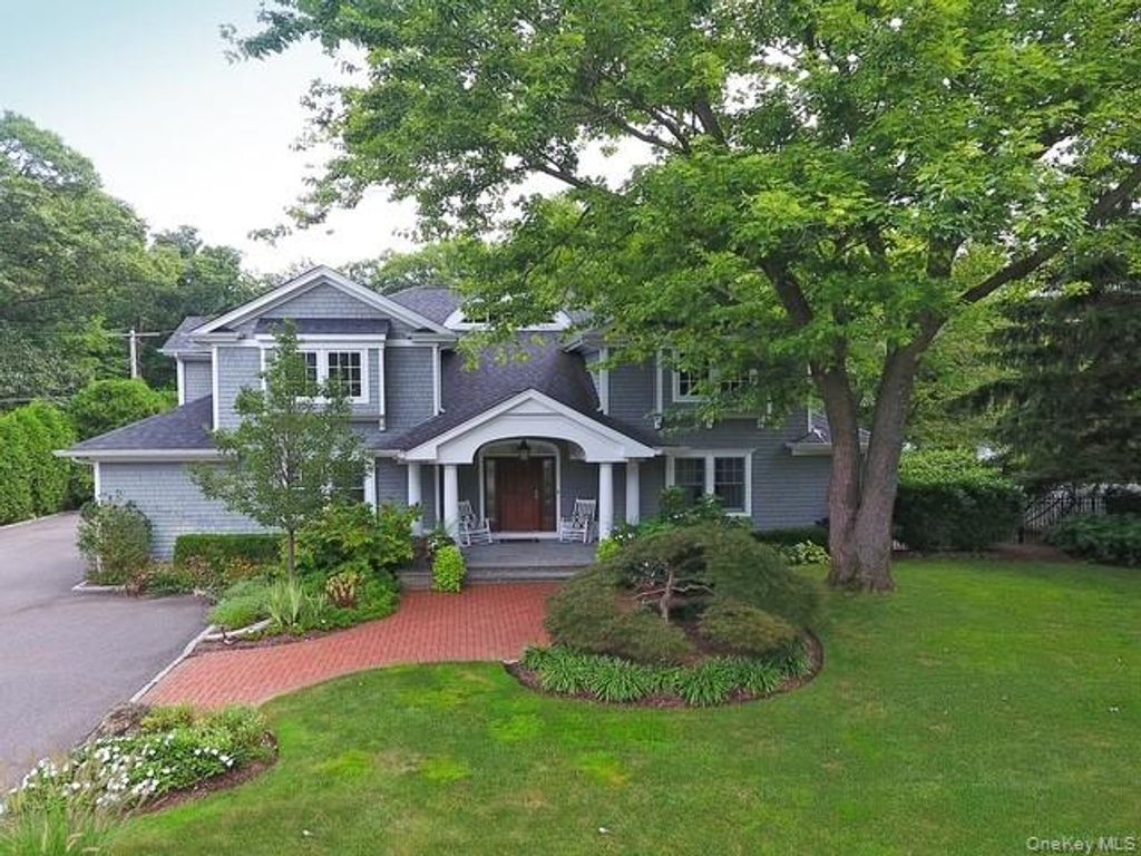 Photo of 16 Sailfish Place, Northport, NY 11768 (MLS # 974405)