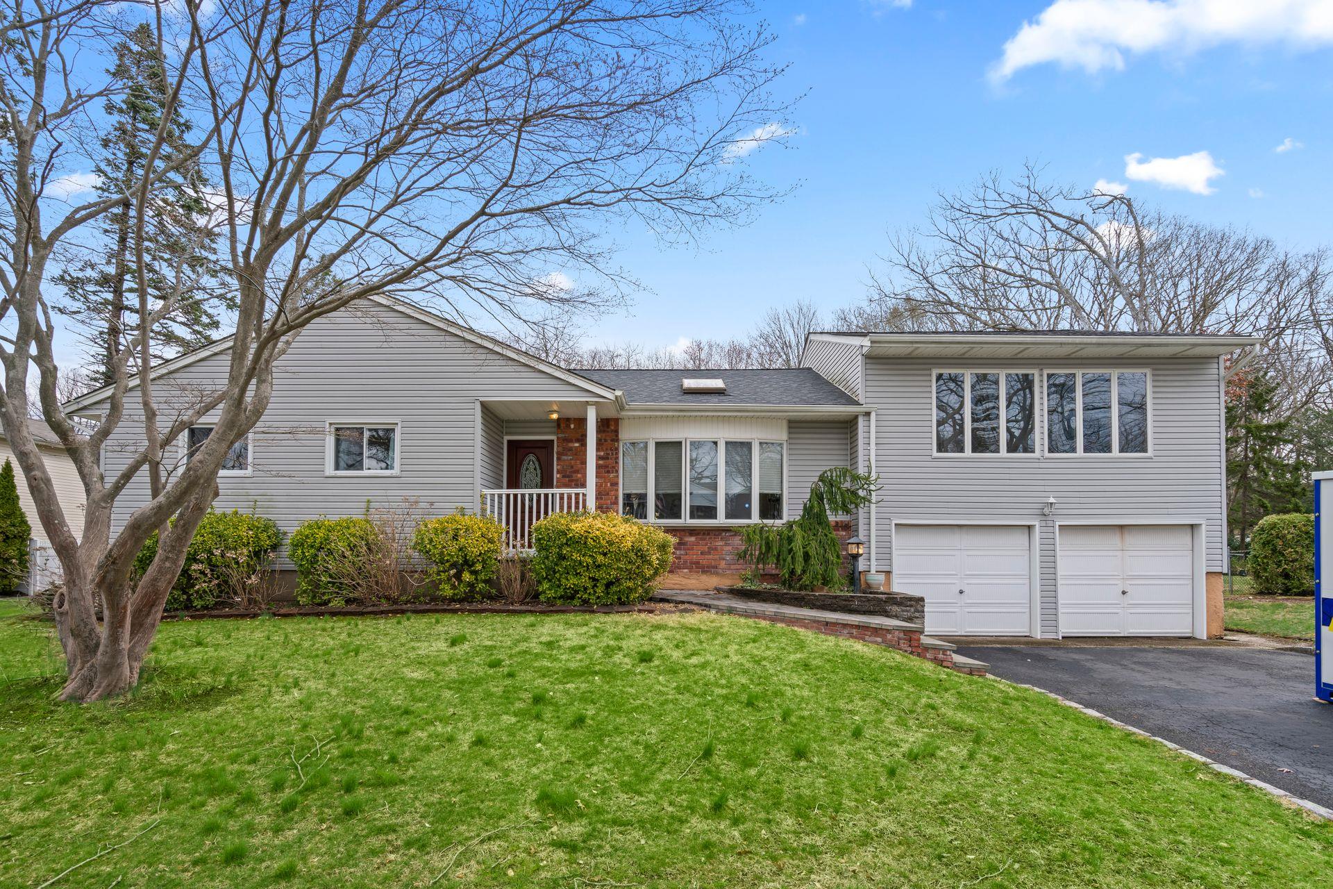 1031 Westminster Avenue, Dix Hills, New York image 1