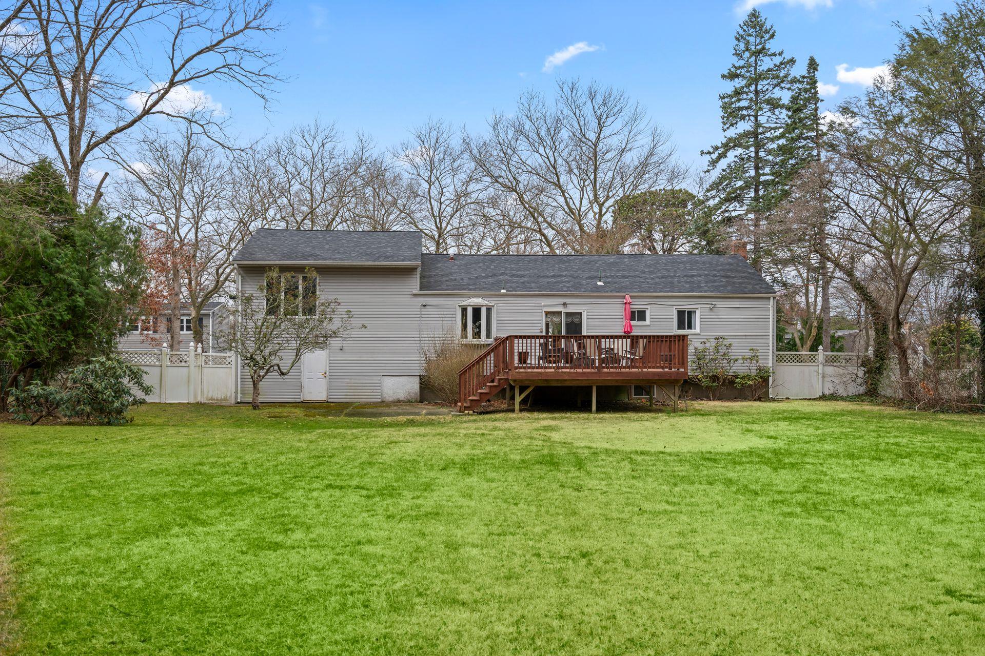 1031 Westminster Avenue, Dix Hills, New York image 17