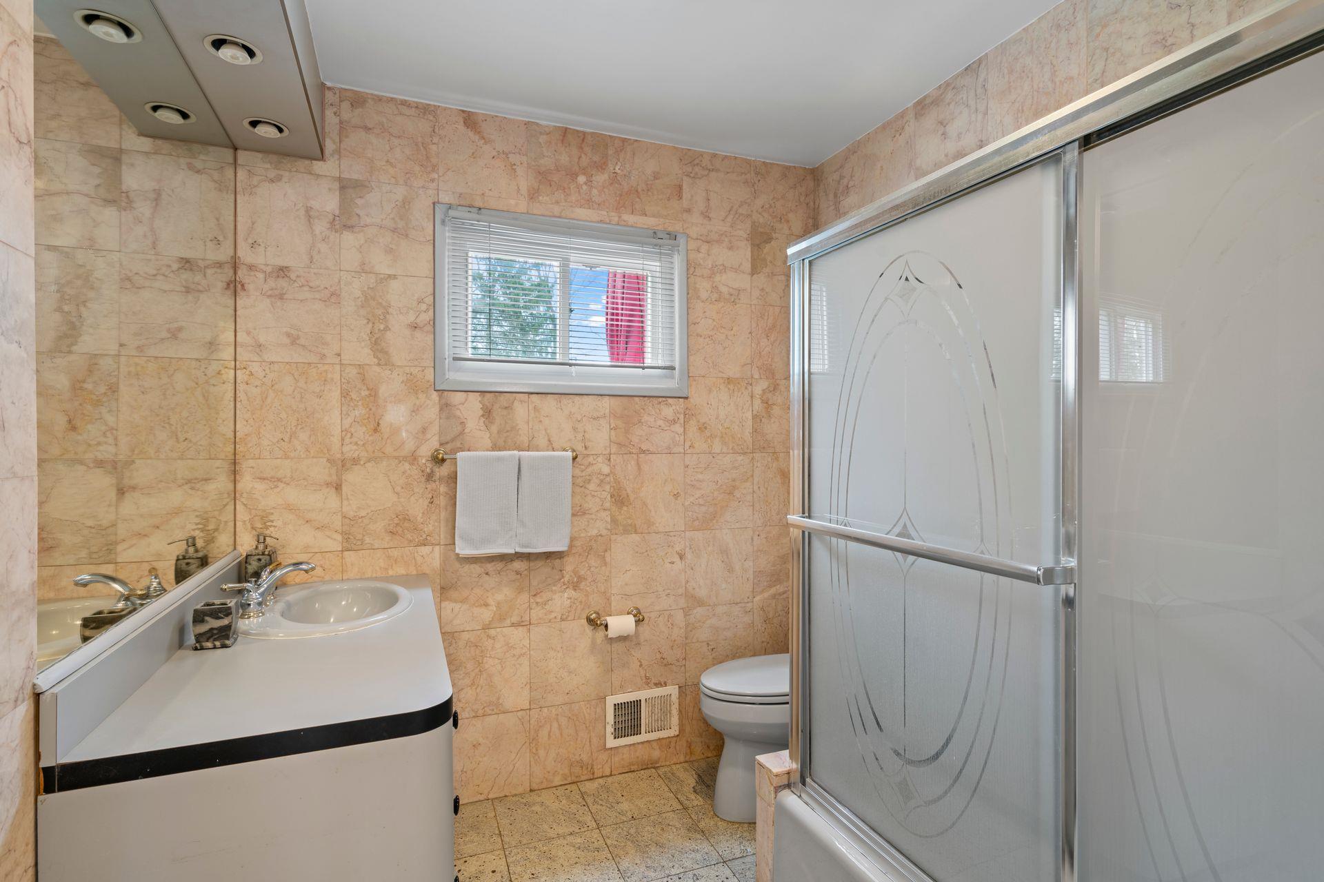 1031 Westminster Avenue, Dix Hills, New York image 15