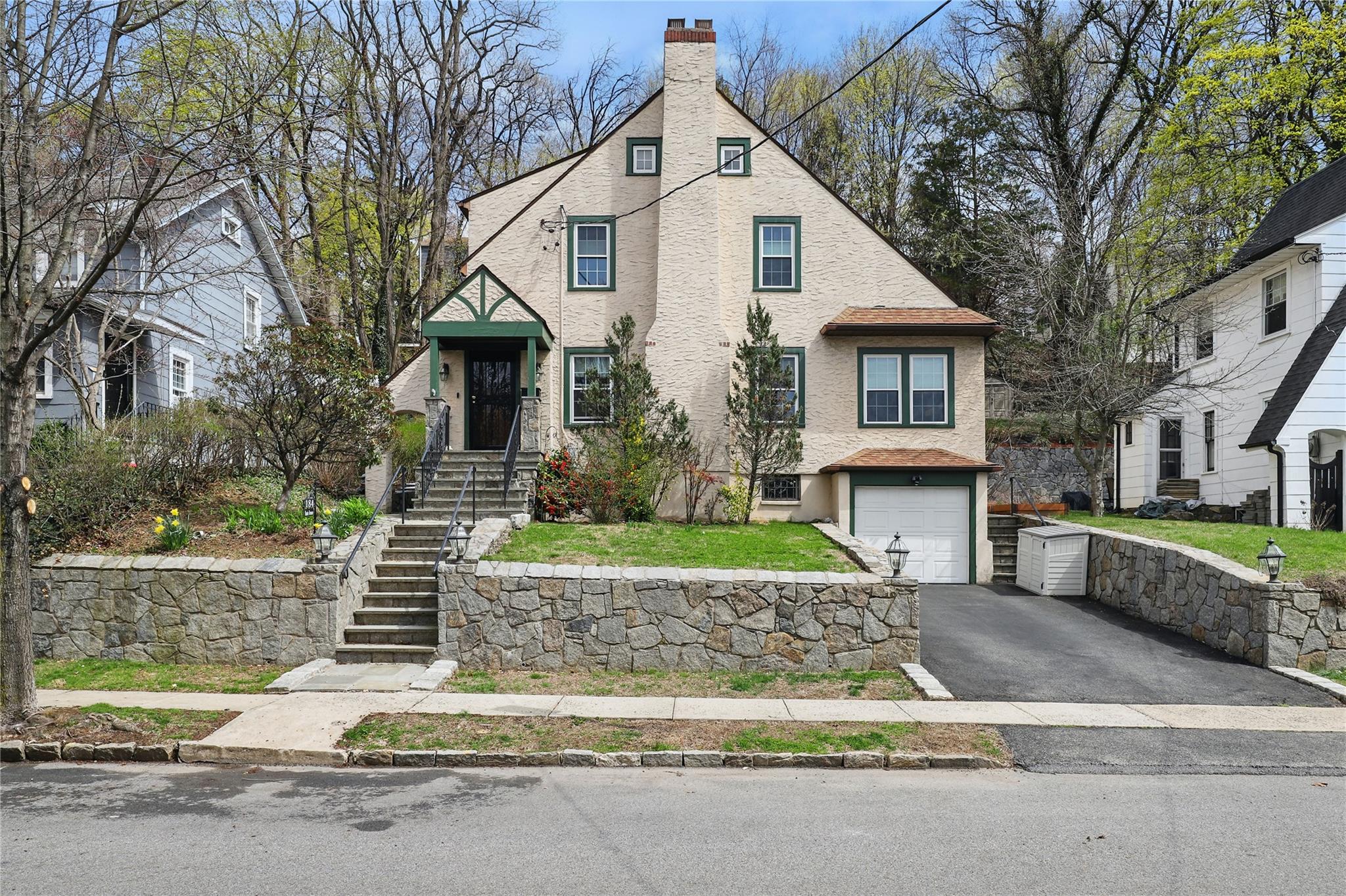 Dante Avenue, Tuckahoe, New York - 4 Bedrooms  
3 Bathrooms  
8 Rooms - 