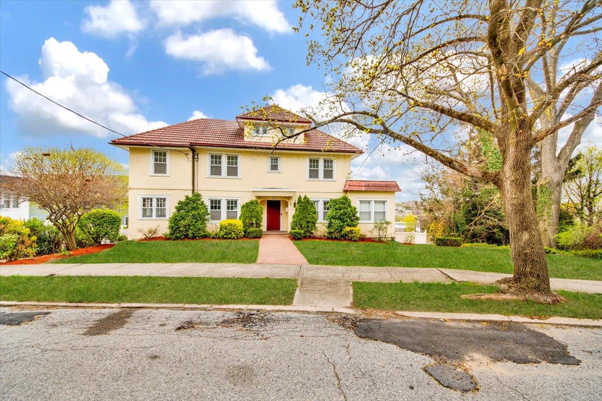 Pilgrim Avenue, Yonkers, New York - 4 Bedrooms  
3 Bathrooms  
9 Rooms - 
