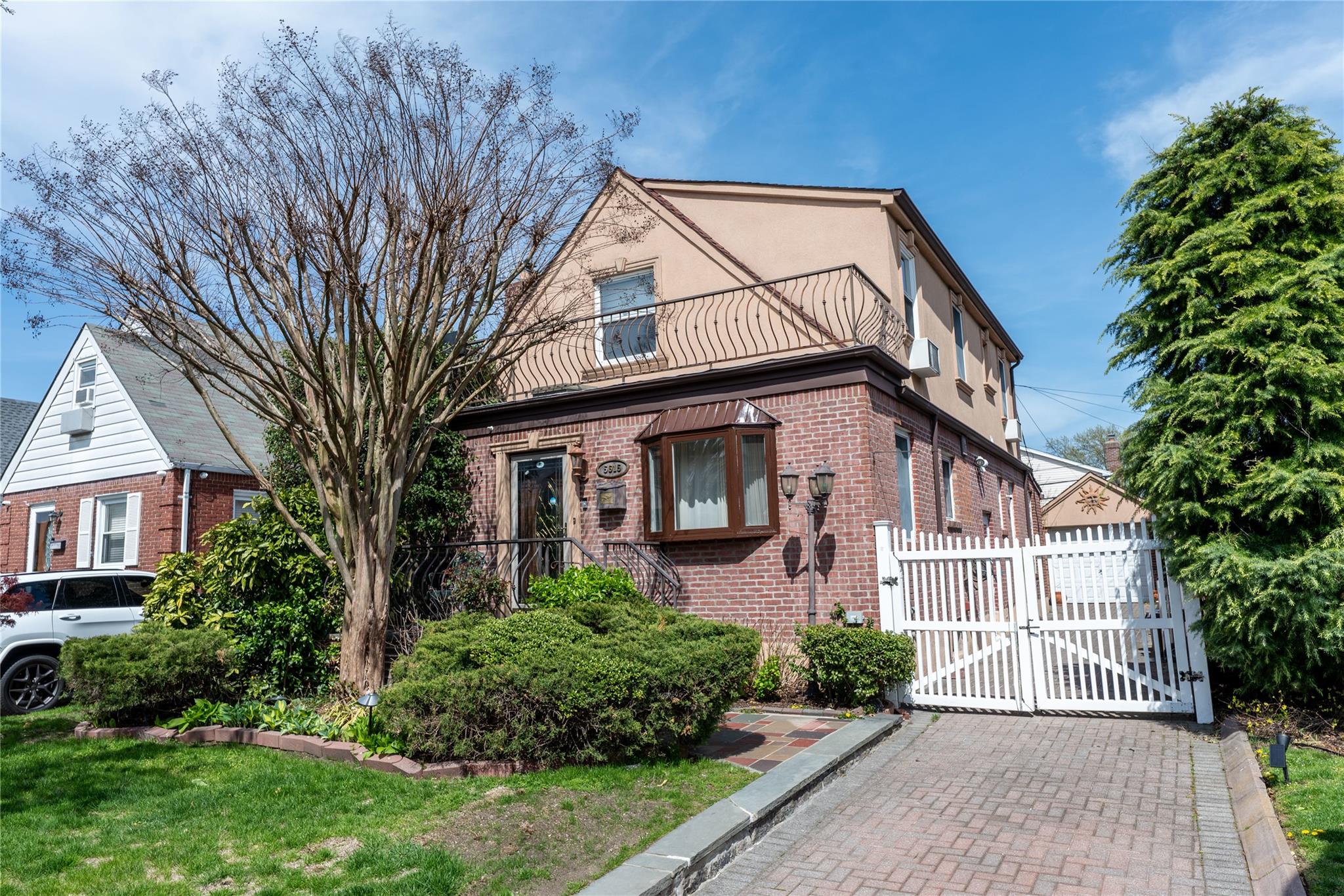 Property for Sale at 214th Street St, Bayside, Queens, NY - Bedrooms: 4 
Bathrooms: 2 
Rooms: 7  - $1,268,000