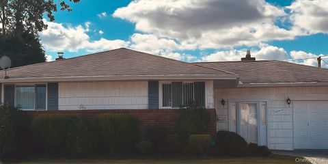 Photo of 11 Adrienne Drive, Old Bethpage, NY 11804 (MLS # 928972)